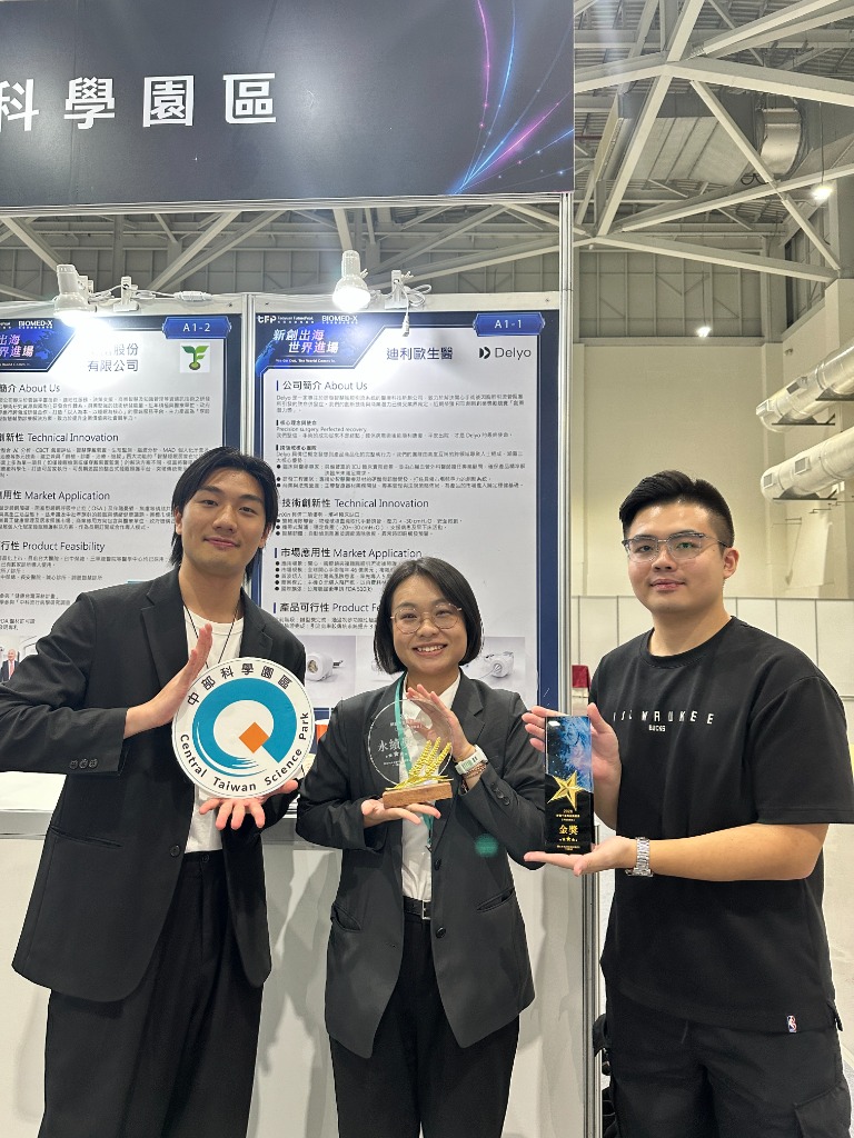 Group photo of the Delyo team at an exhibition booth